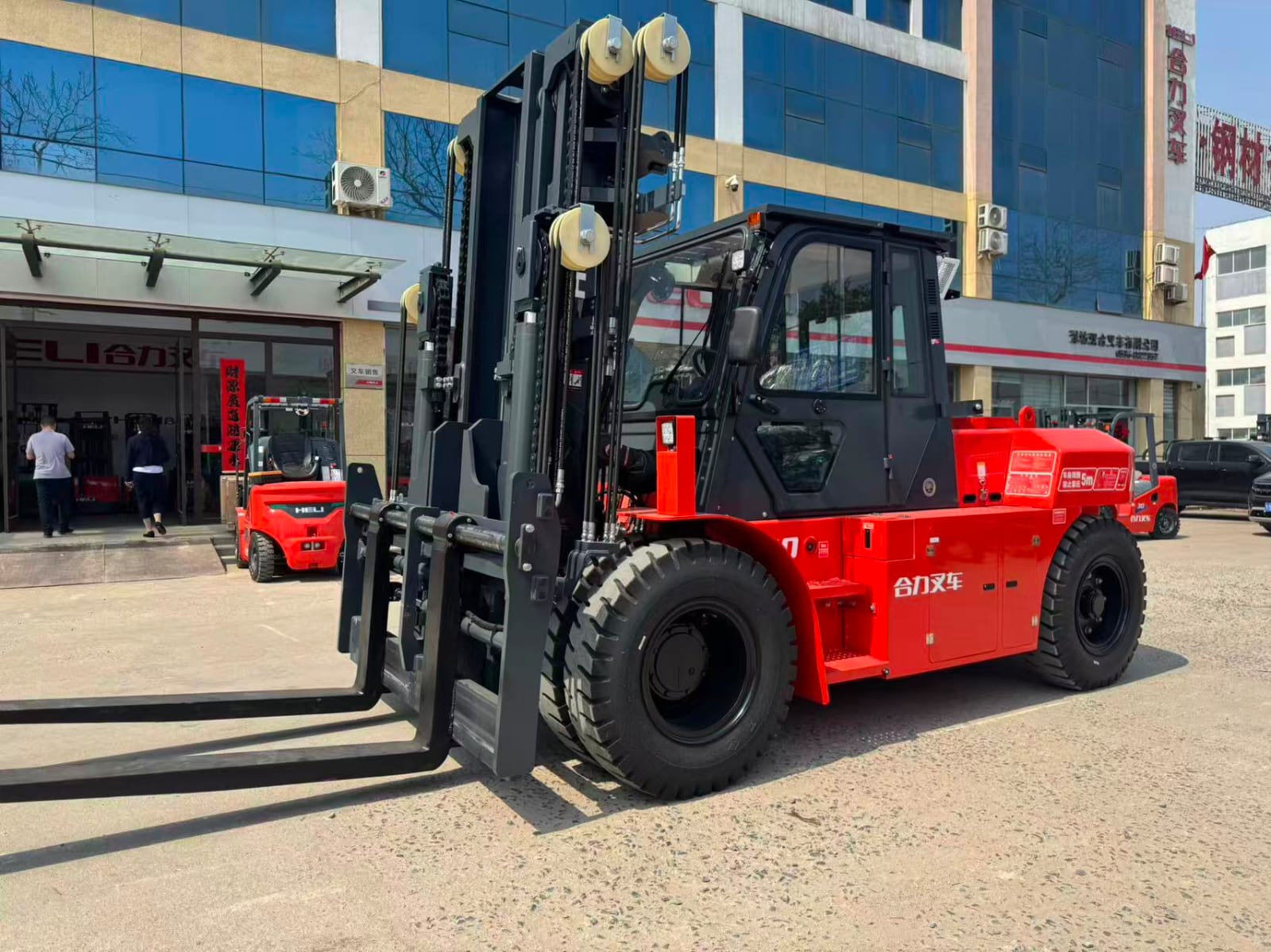 Montacargas pesado rojo para operación industrial