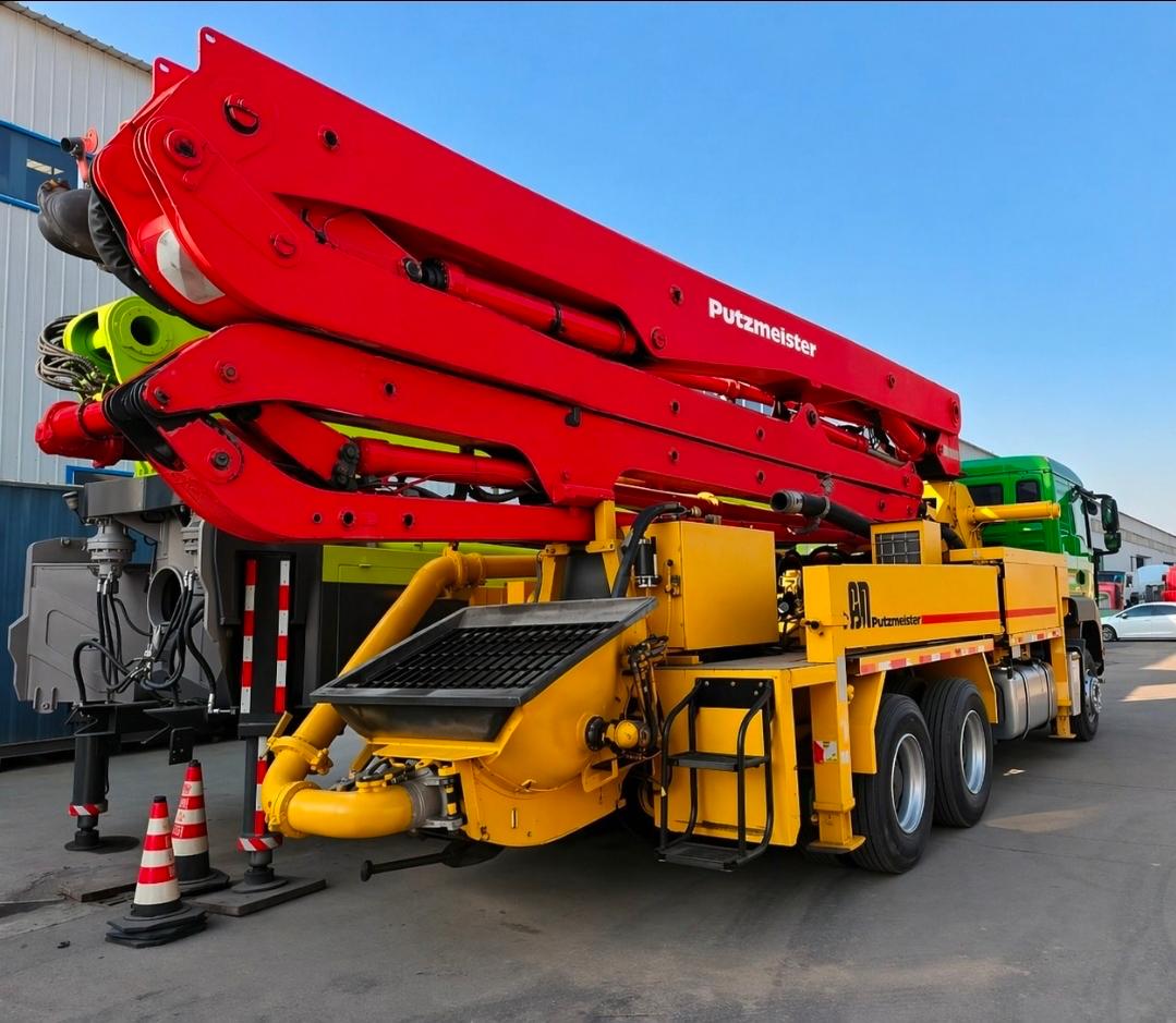 Bomba de concreto Putzmeister roja y amarilla