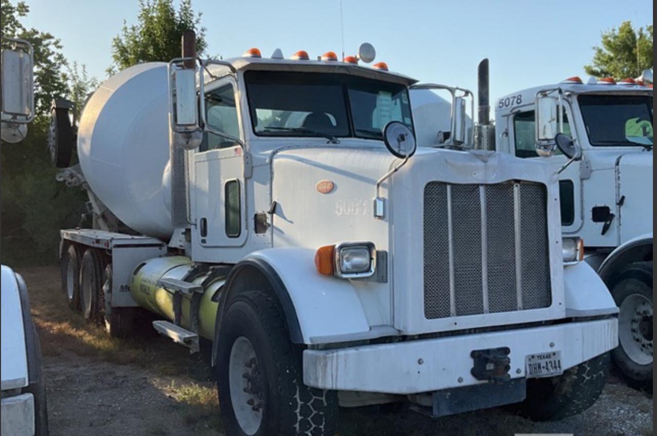 Camión mixer blanco para operación de concreto